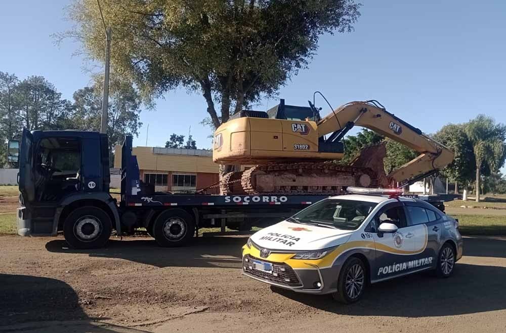 Motorista é preso em flagrante ao transportar retroescavadeira furtada em rodovia de Avaré