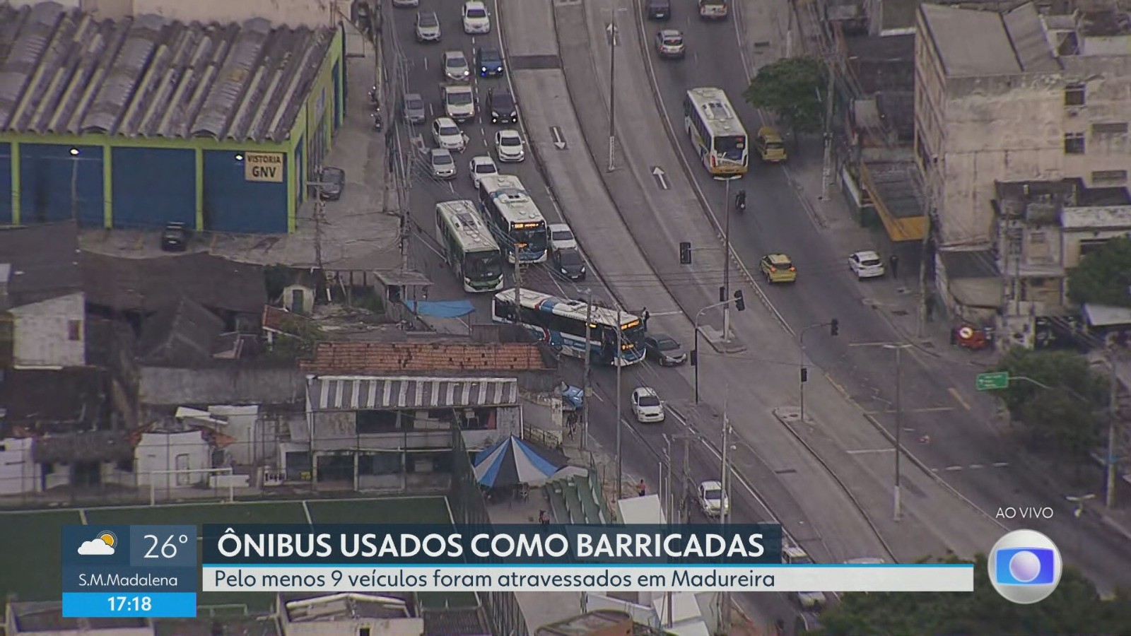 Nove ônibus são usados como barricadas em Madureira