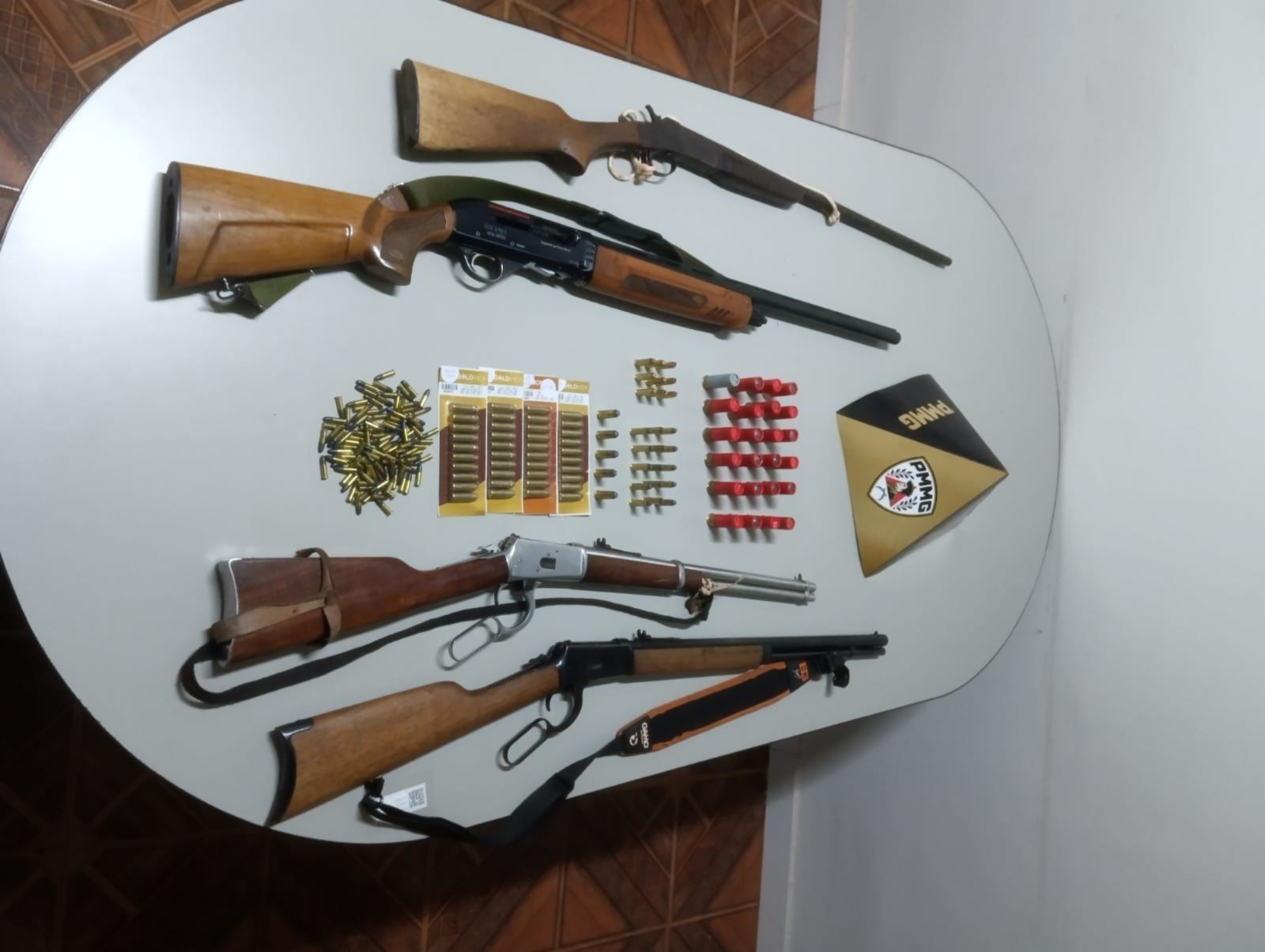 Preso com arma em caminhonete, homem diz à polícia que se deslocava para caçar javalis em MG