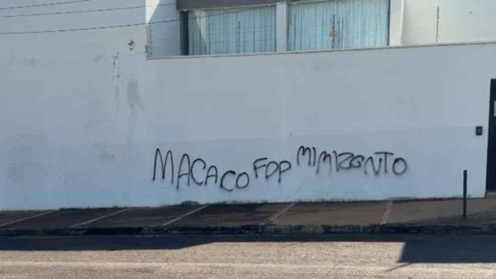 1 de 1
Pol&iacute;cia investiga picha&ccedil;&otilde;es com inj&uacute;ria racial em muro da resid&ecirc;ncia de candidato a deputado em Len&ccedil;&oacute;is Paulista &mdash; Foto: Arquivo Pessoal