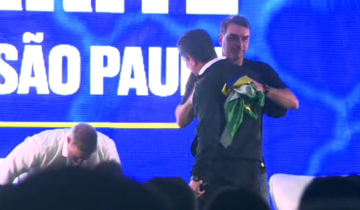 Flávio volta a se justificar sobre pedido de dinheiro a Vorcaro para filme de Bolsonaro