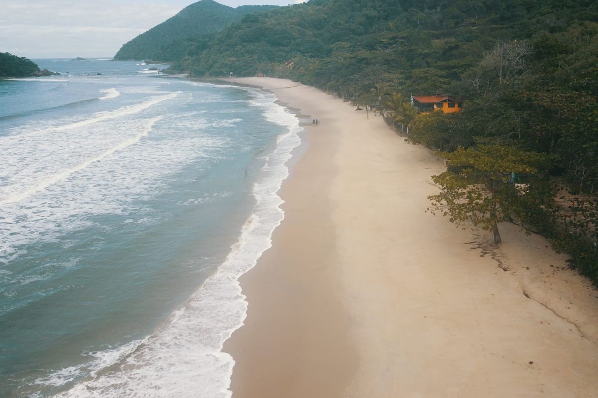 Turista desaparece após entrar no mar em praia do litoral de SP; buscas são realizadas