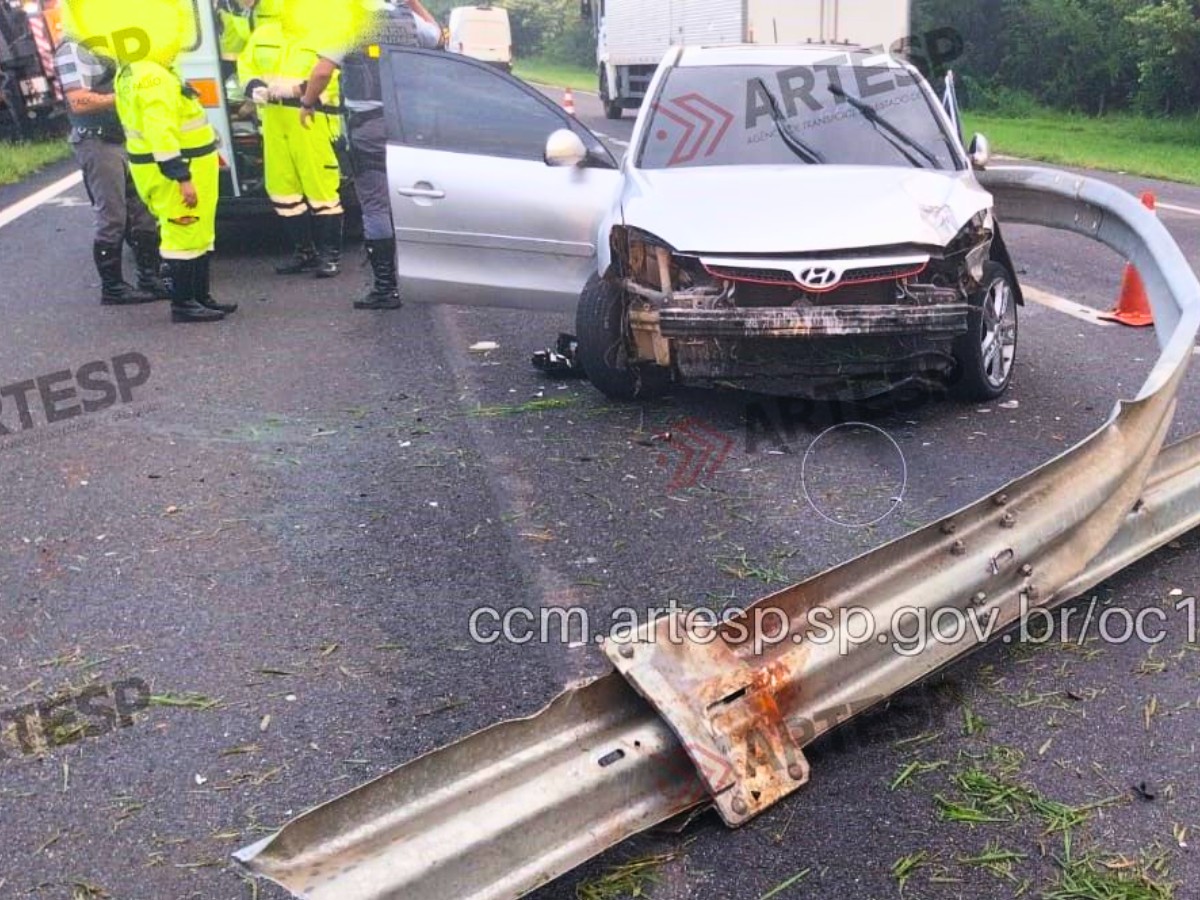 Mulher morre após perder o controle da direção e colidir carro contra defensa metálica na SP-330