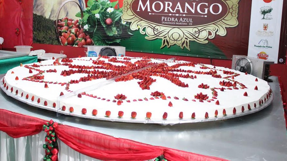 Torta de morango gigante é atração em Pedra Azul, Espírito Santo — Foto: Divulgação/ Festa do Morango