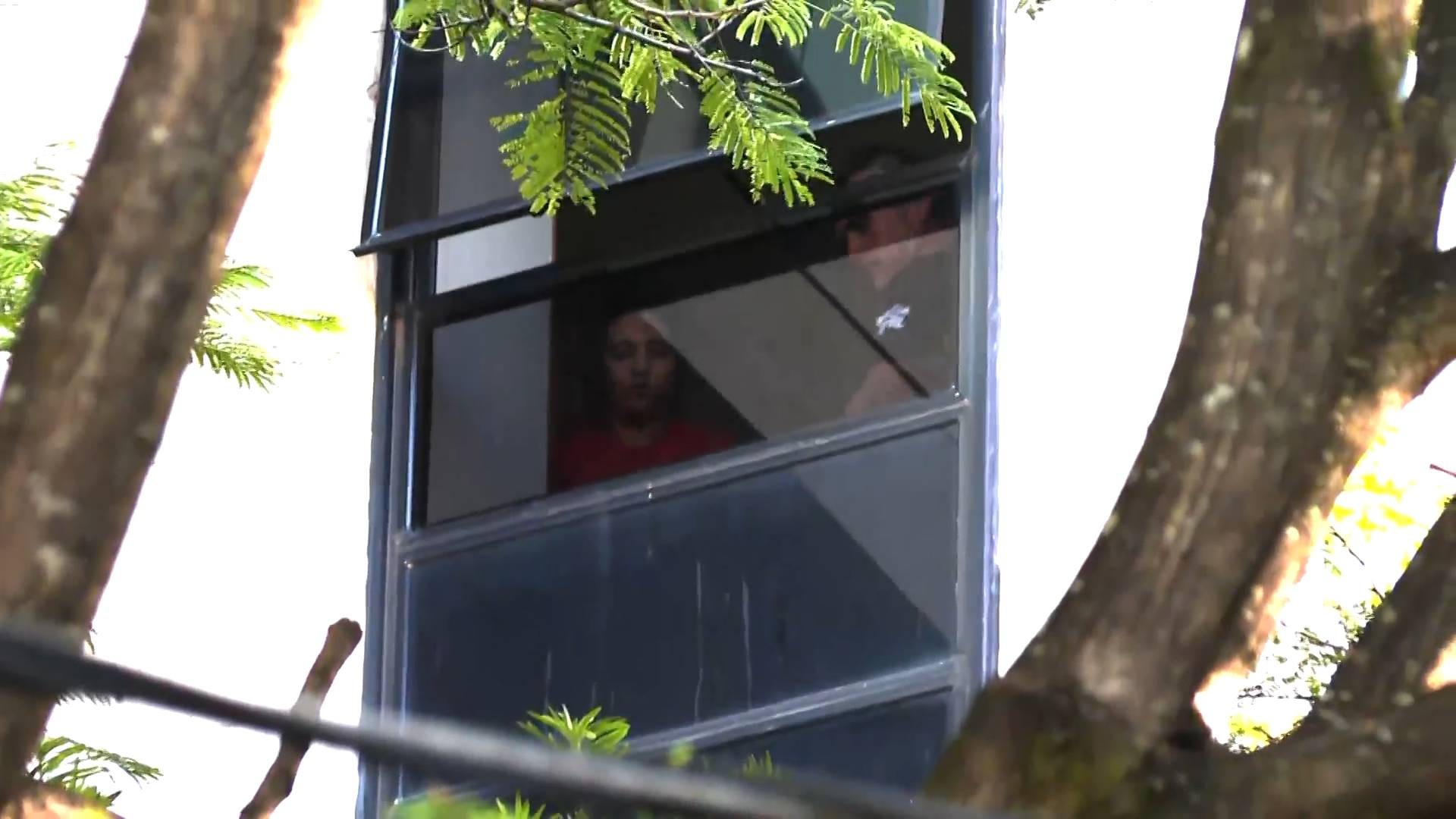 Diarista suspeita de matar casal de idosos em BH participa de reconstituição do crime em apartamento de luxo