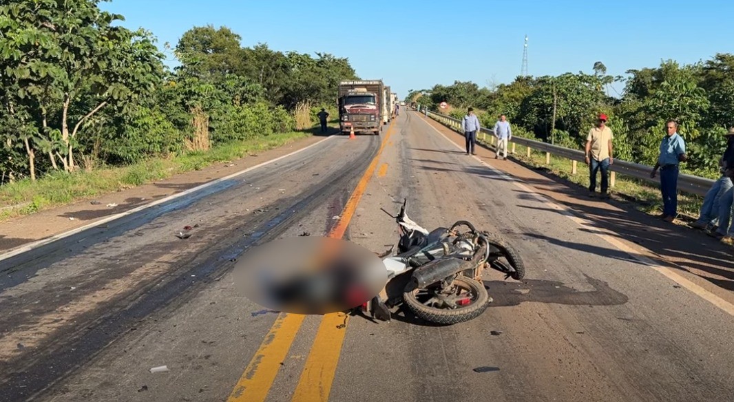 Indígena morre em acidente entre moto e carreta na BR-174 em MT