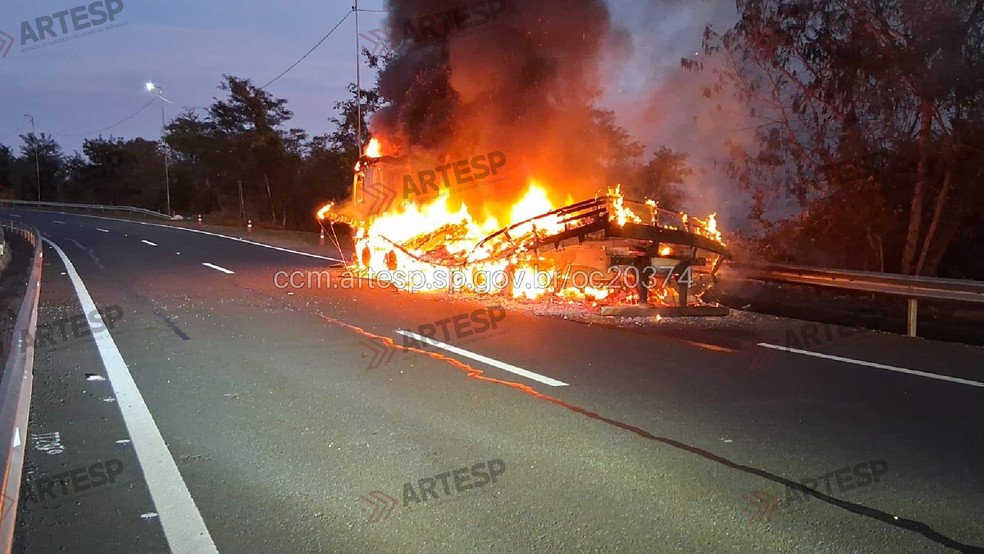 3 de 3
O veículo inteiro ficou destruído pelas chamas e as causas do incêndio serão investigadas — Foto: Artesp/Divulgação