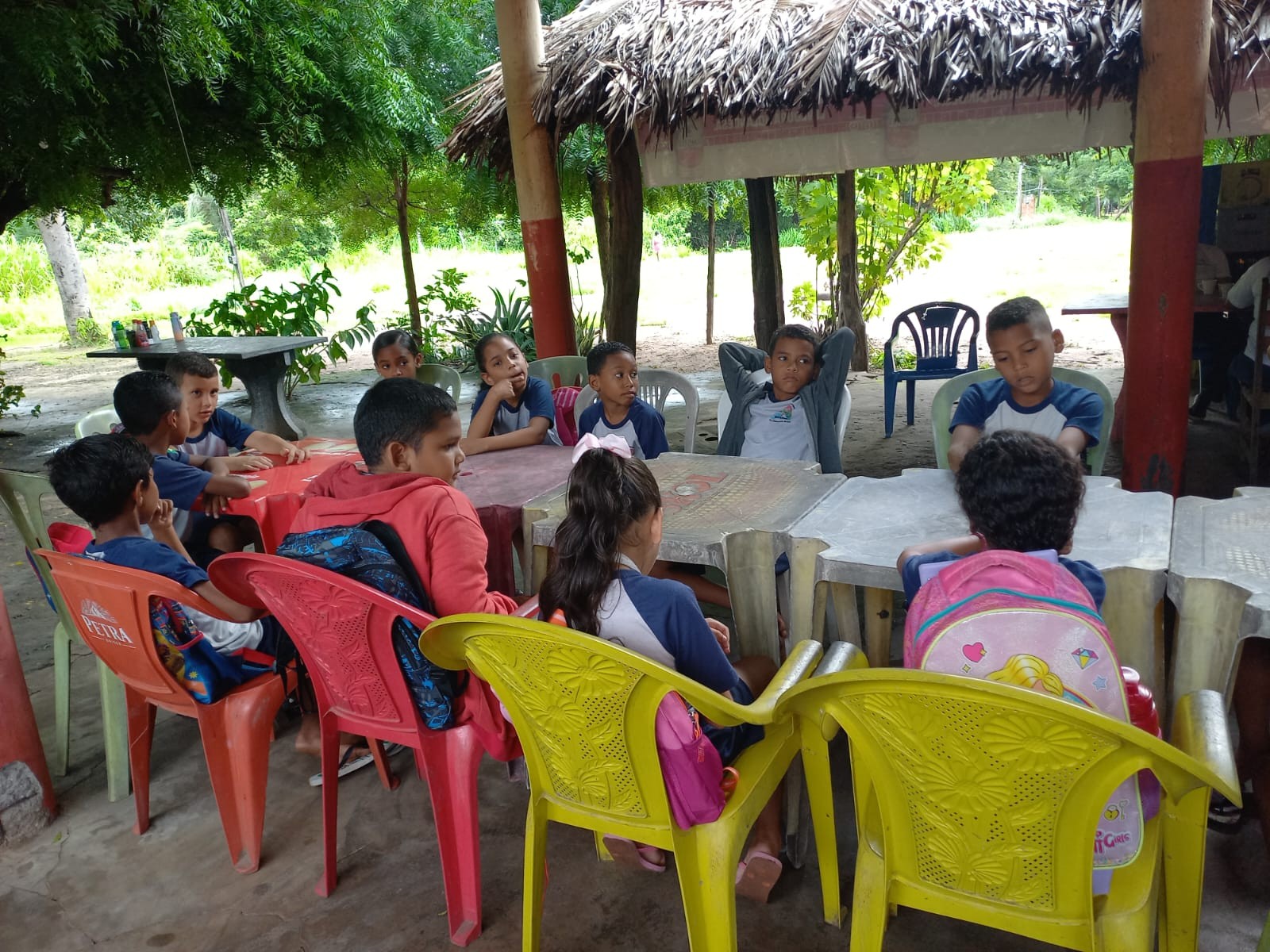 Com estrada que leva à escola intrafegável, crianças assistem aula em bar na Zona Rural Sul de Teresina