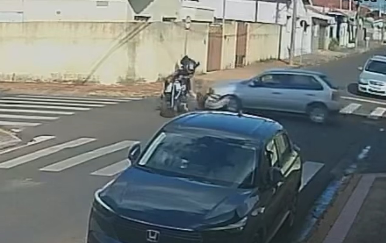 VÍDEO: motorista avança sinal de pare, atinge motociclista e foge sem prestar socorro em Dois Córregos 