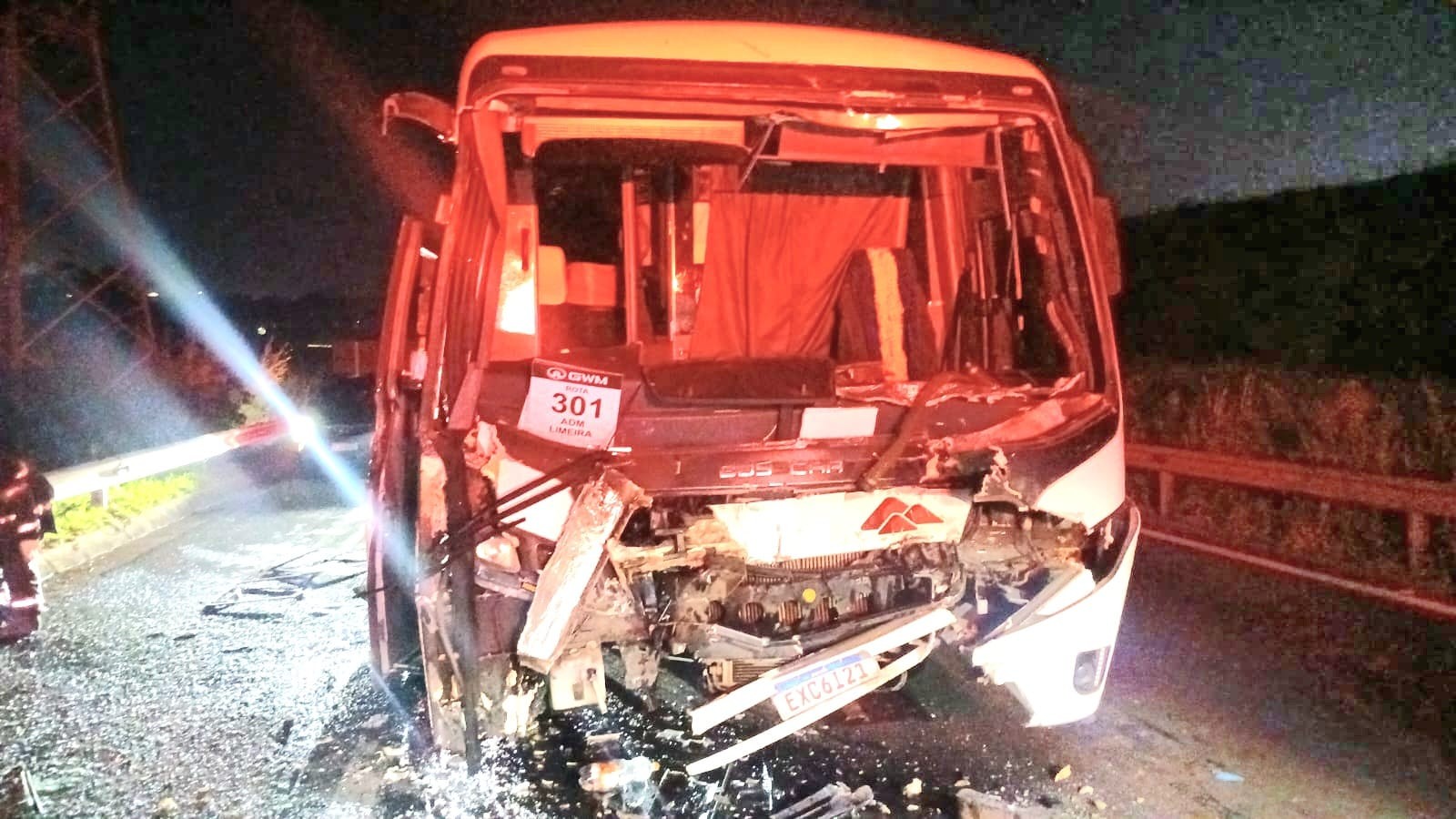 Batida entre ônibus e caminhão de cana deixa feridos em Piracicaba