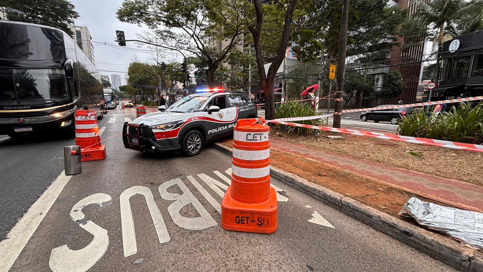 Mulher de 34 anos morreu atropelada por carro que perdeu controle e subiu canteiro — Foto: Ana Coutinho/TV Globo