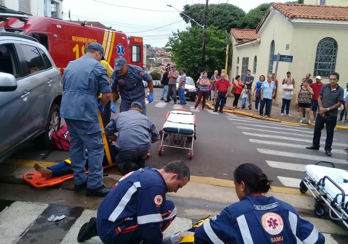Motorista ultrapassa sinal de pare e atinge dupla em moto em Pederneiras;  vídeo, Bauru e Marília