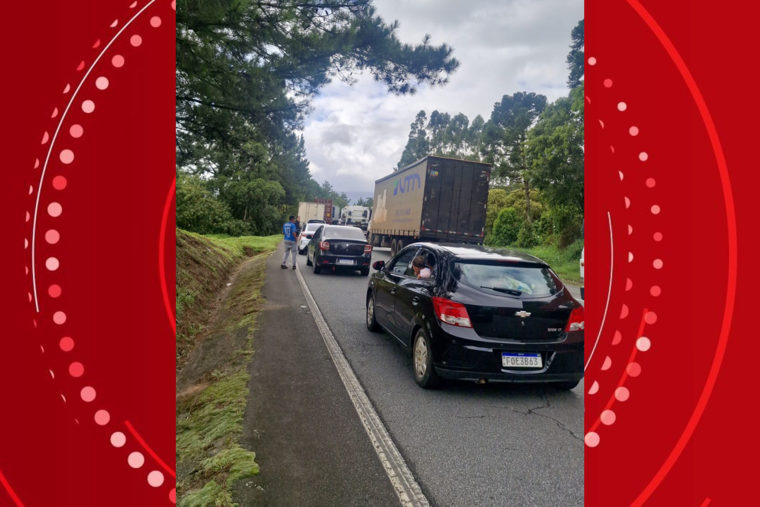 BR-376: caminhão carregado de cerveja pega fogo e interdita rodovia no Paraná