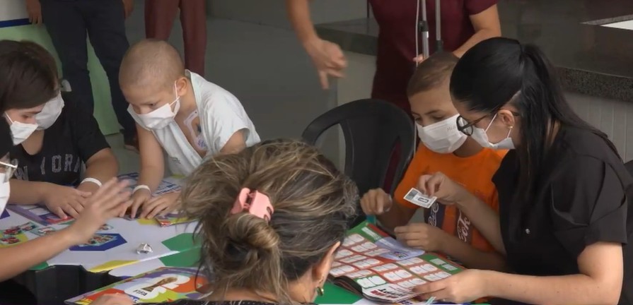 Troca de figurinhas da Copa do Mundo une crianças em tratamento contra o câncer em hospital da PB