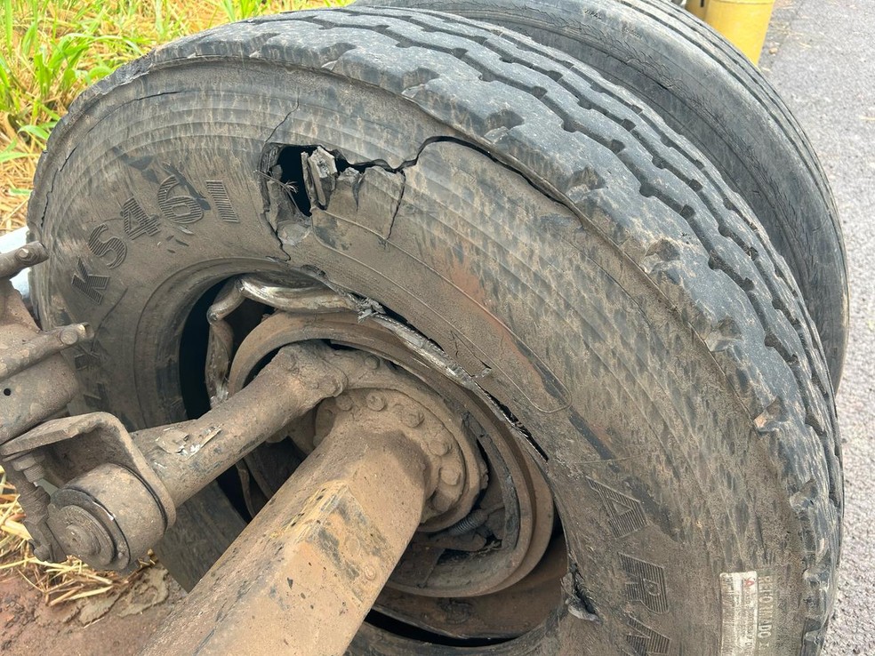 Caminhão carregado com 220 botijões de gás tombou em estrada vicinal — Foto: Renato Campanari/TV Fronteira