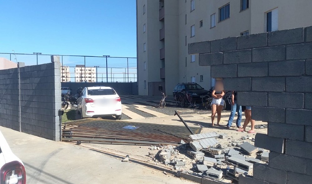 Uberlândia: Carro desgovernado destrói parte de muro de condomínio e motorista foge