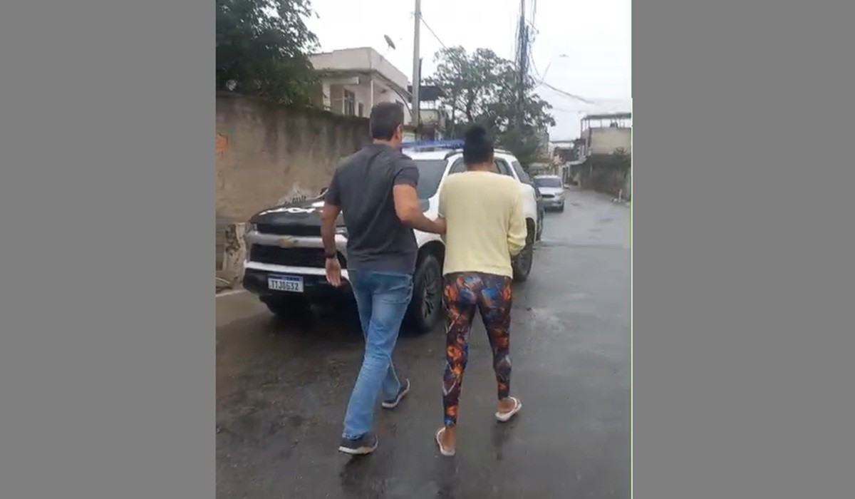 Mulher investigada por série de roubos é presa; homem segue foragido em Araruama