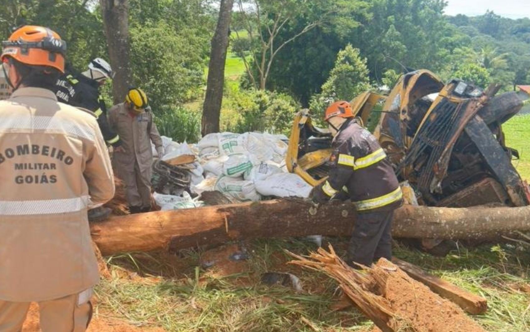 Duas pessoas morrem e duas ficam feridas em acidente com caminhão, em Caldazinha