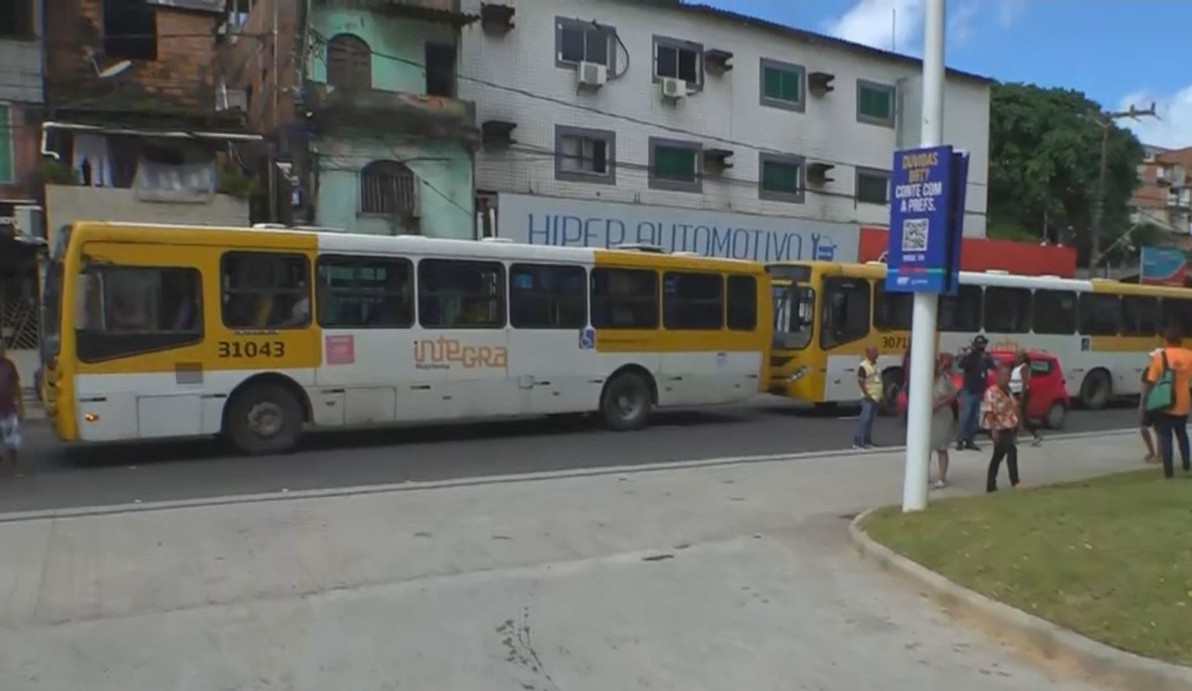 Rodoviários bloqueiam entrada da estação de ônibus mais movimentada de Salvador e passageiros reclamam: 'falta de respeito'