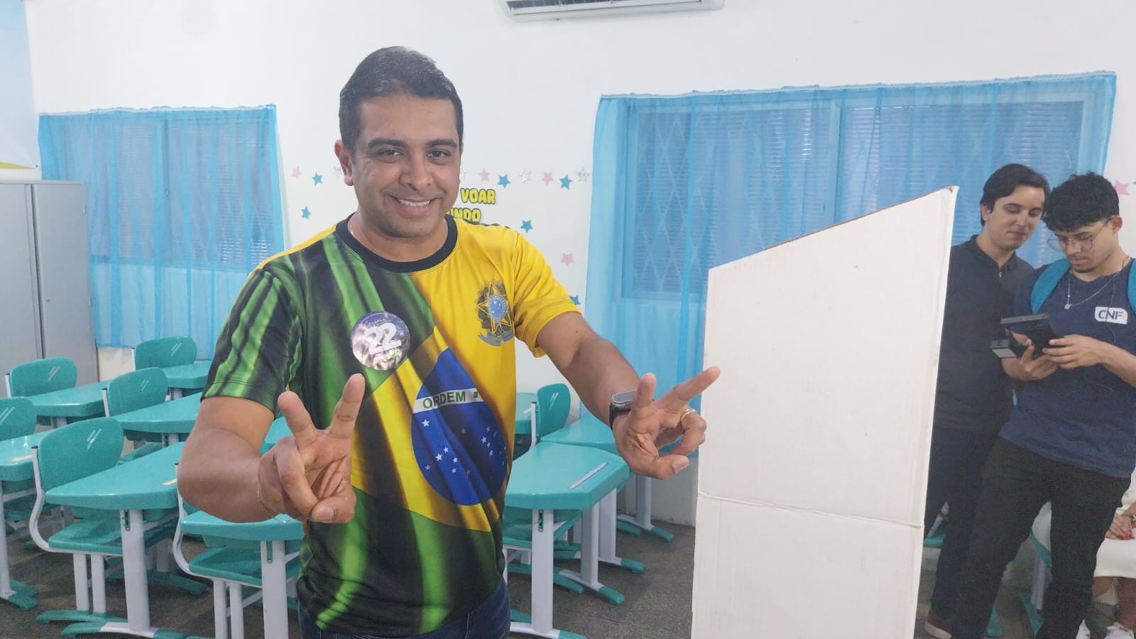 Fernando Rodolfo, candidato a prefeito de Caruaru, vota no Colégio Diocesano