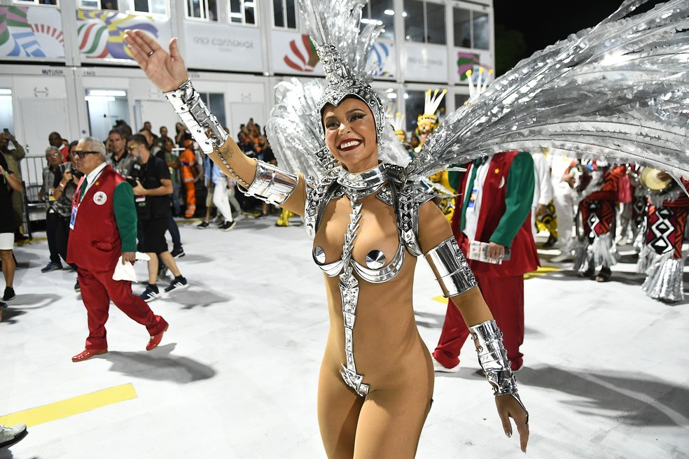Paolla Oliveira no desfile das Campeãs do carnaval do Rio — Foto: Alexandre Durão / g1