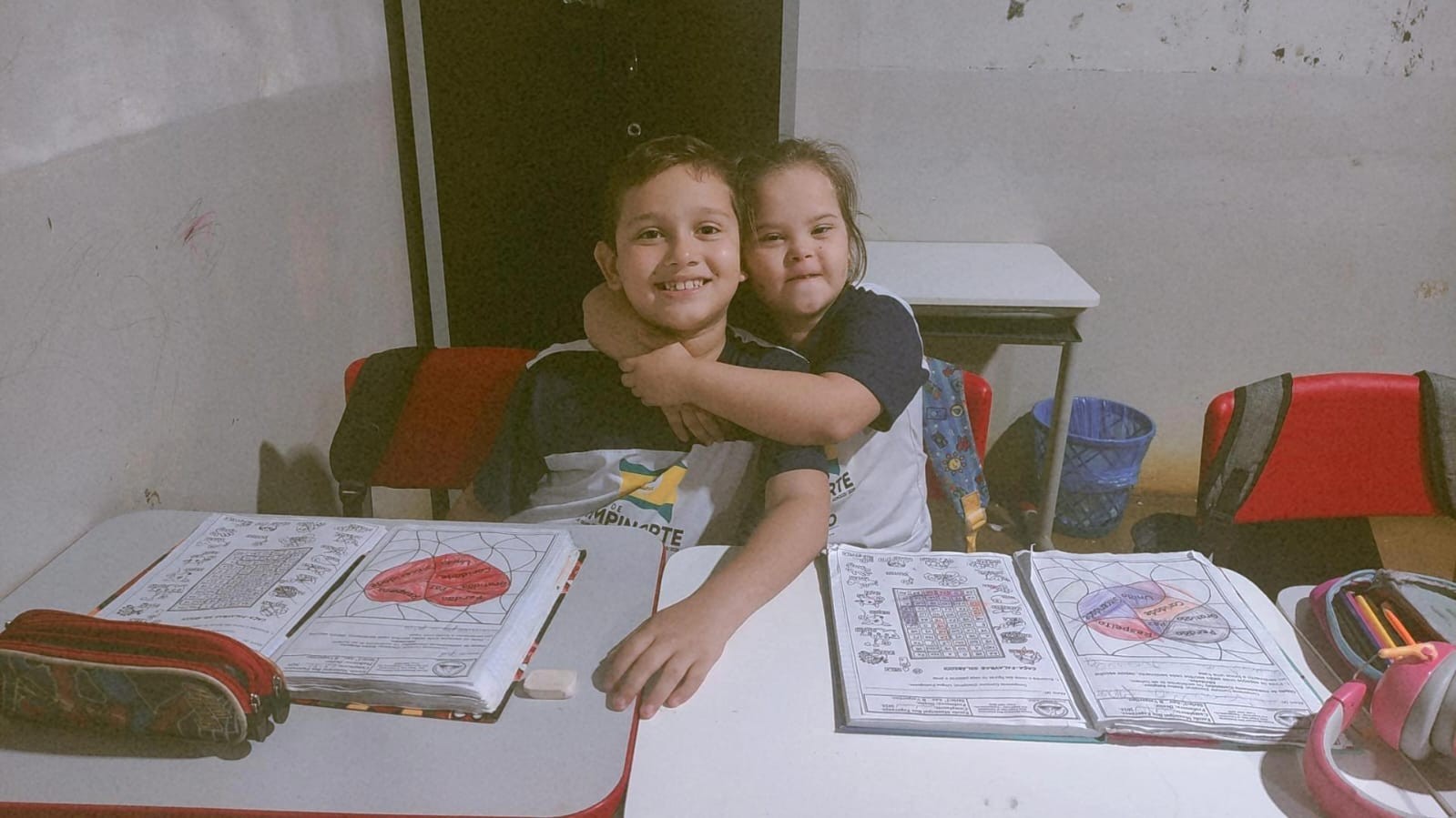 Vídeo mostra criança morta em emboscada brincando com colega de escola horas antes do crime