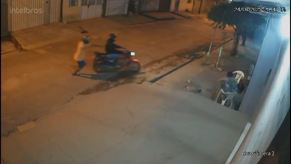 Dupla assalta mulher que estava sentada na porta de casa em Imperatriz — Foto: Reprodução/Redes sociais