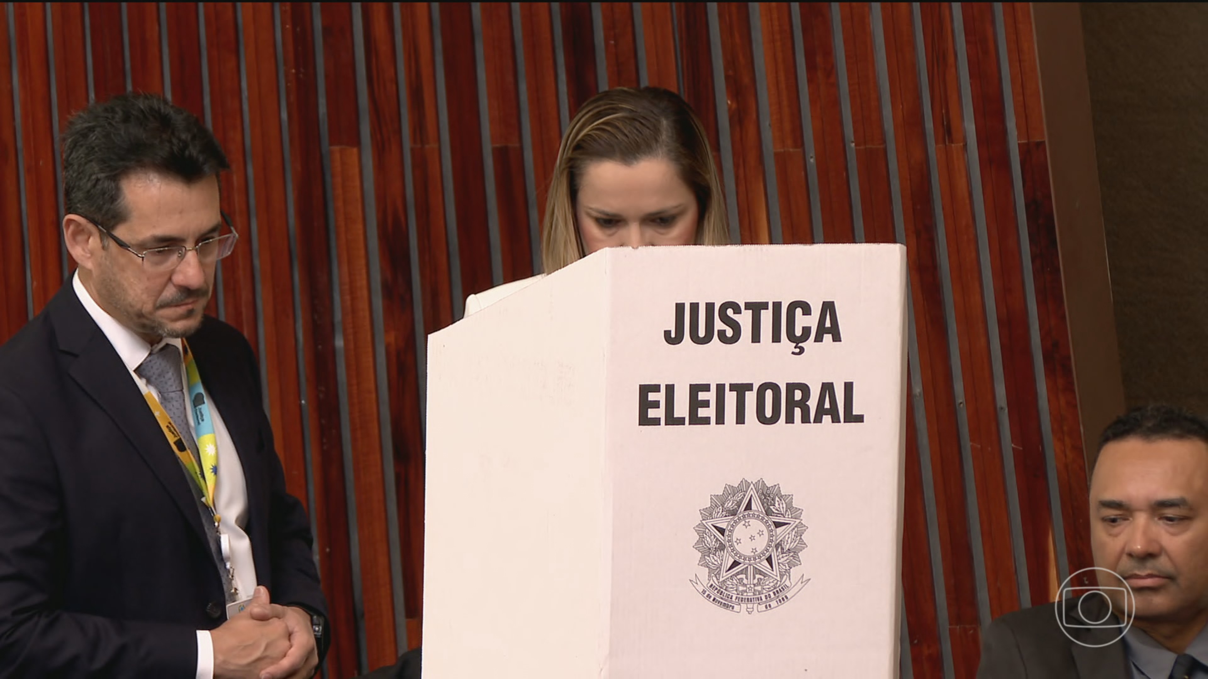 TSE conclui etapa de assinatura digital e lacra sistemas que vão ser usados nas urnas em outubro
