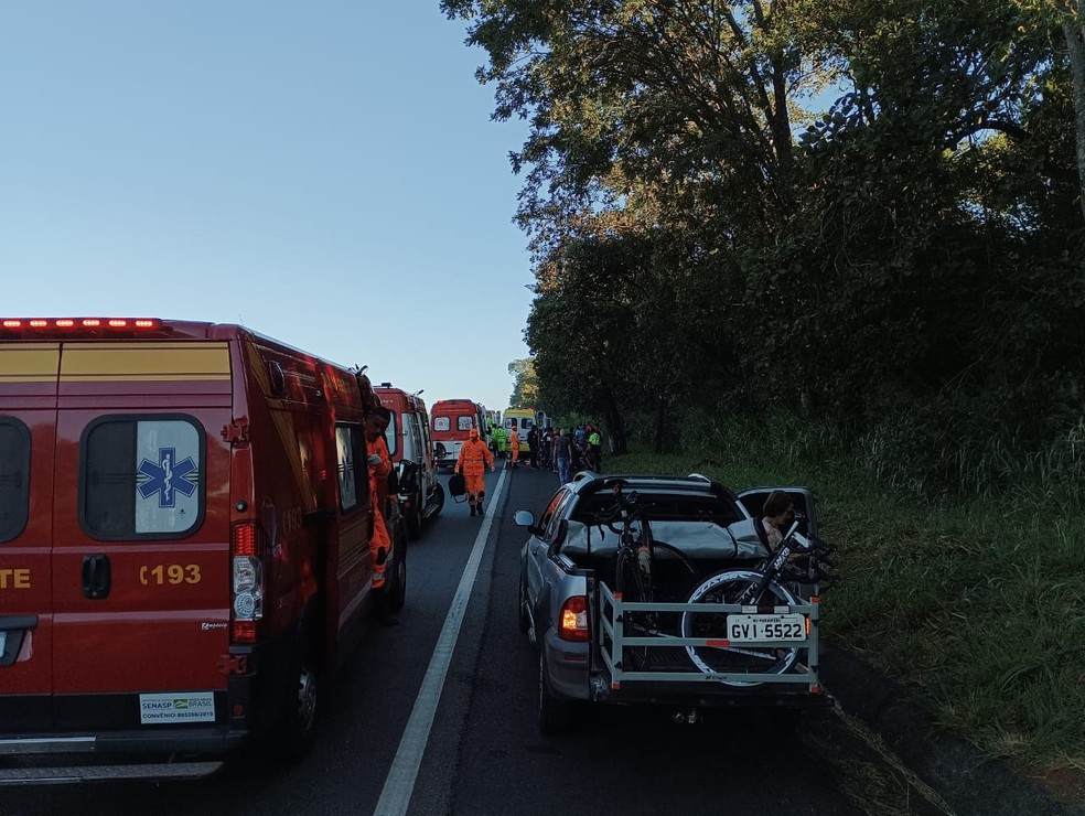Ambulâncias dos Bombeiros e do Samu atuando no resgate das vítimas. — Foto: Divulgação/Corpo de Bombeiros