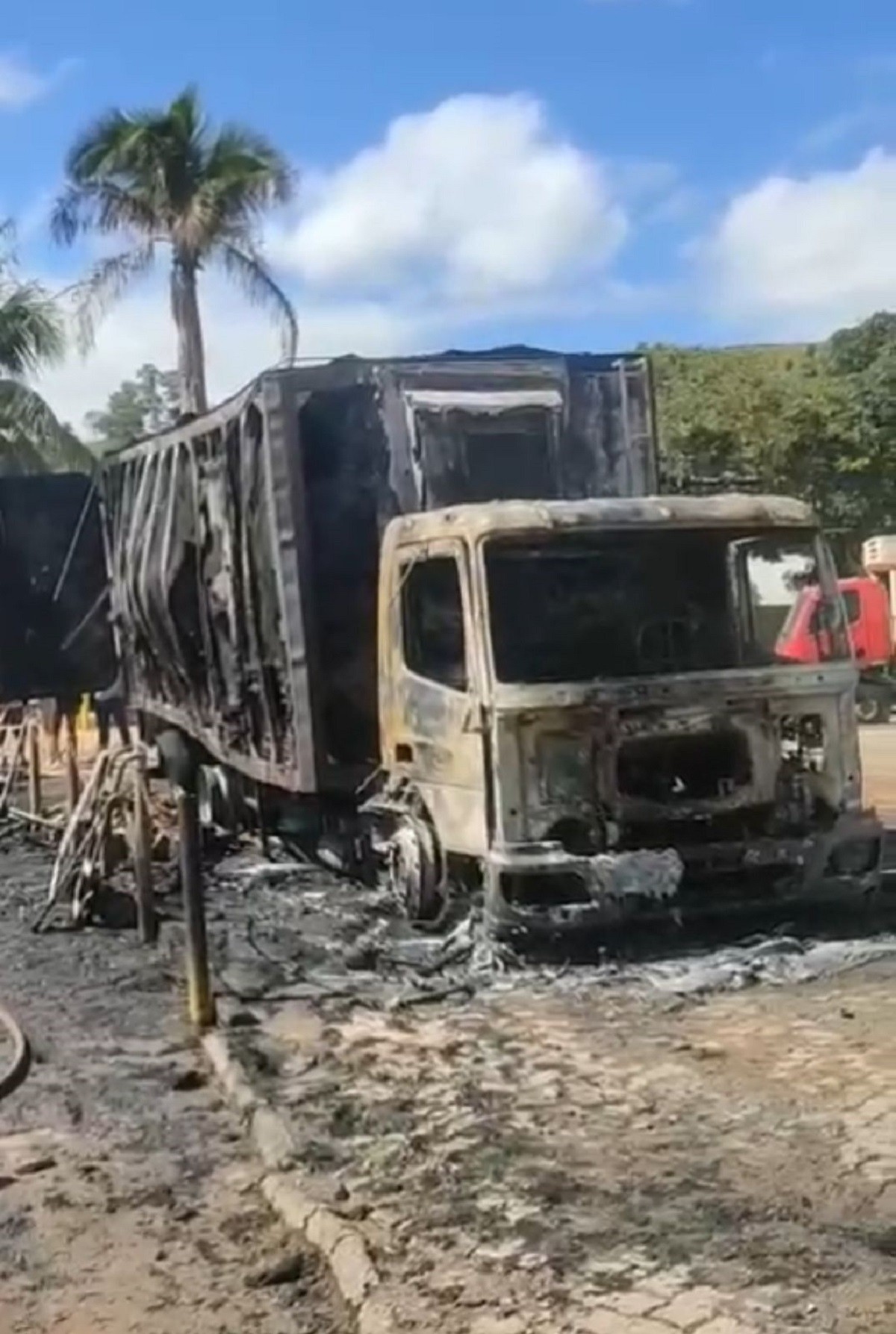 Nove motos e dois caminhões são destruídos por incêndio em frente a fábrica de alimentos em MG