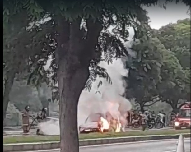 Carro pega fogo e interdita trânsito em Três Rios
