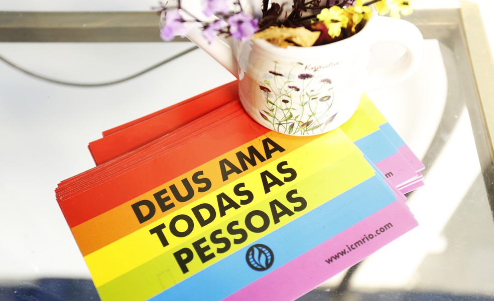 Panfleto de boas-vindas na Igreja da Comunidade Metropolitana do Rio de Janeiro: Deus ama todas a pessoas — Foto: Marcos Serra Lima/G1