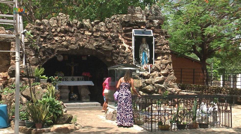 Gruta construída por frade sobrevivente da Segunda Guerra atrai romeiros no Piauí — Foto: Peterson Patryck/TV Clube