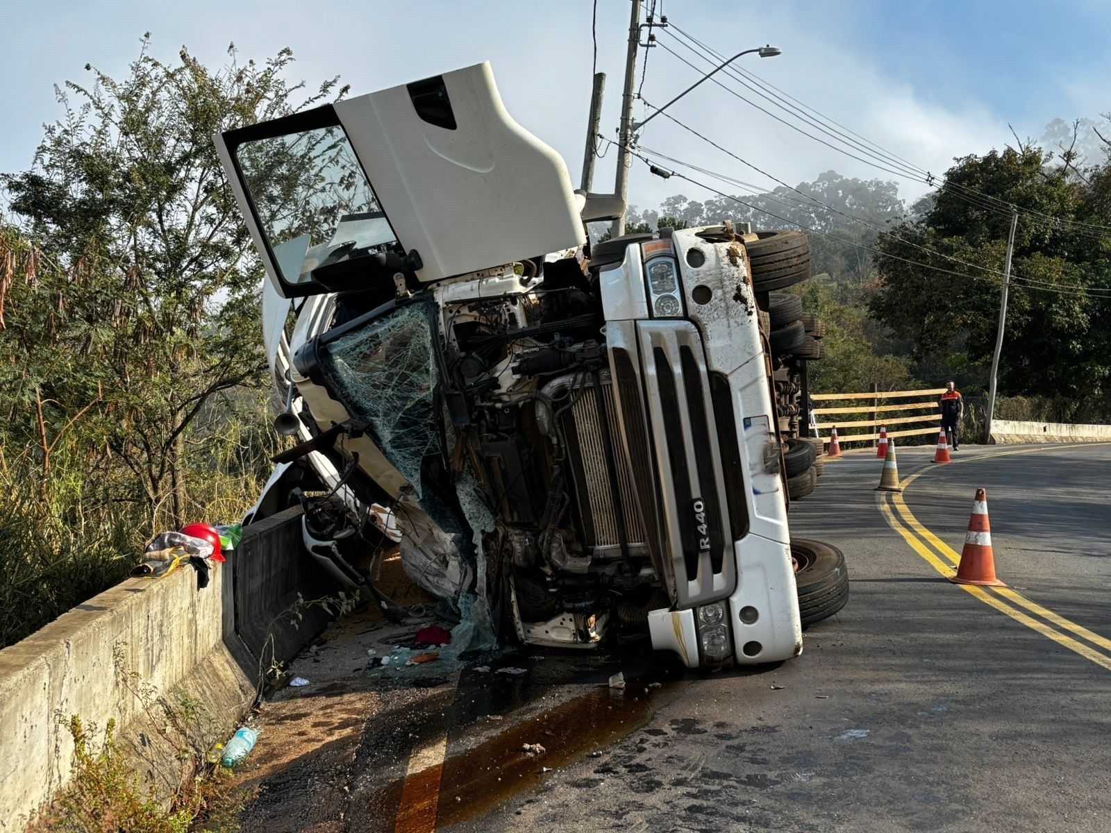 VÍDEO: carreta carregada com soja tomba na serra de São Pedro; veja momento do acidente