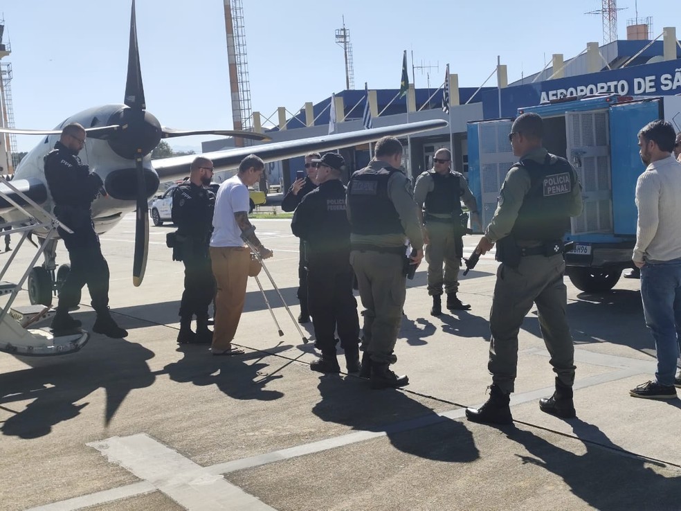 Ronnie Lessa desembarcando no aeroporto de São José dos Campos. — Foto: Senappen/Reprodução