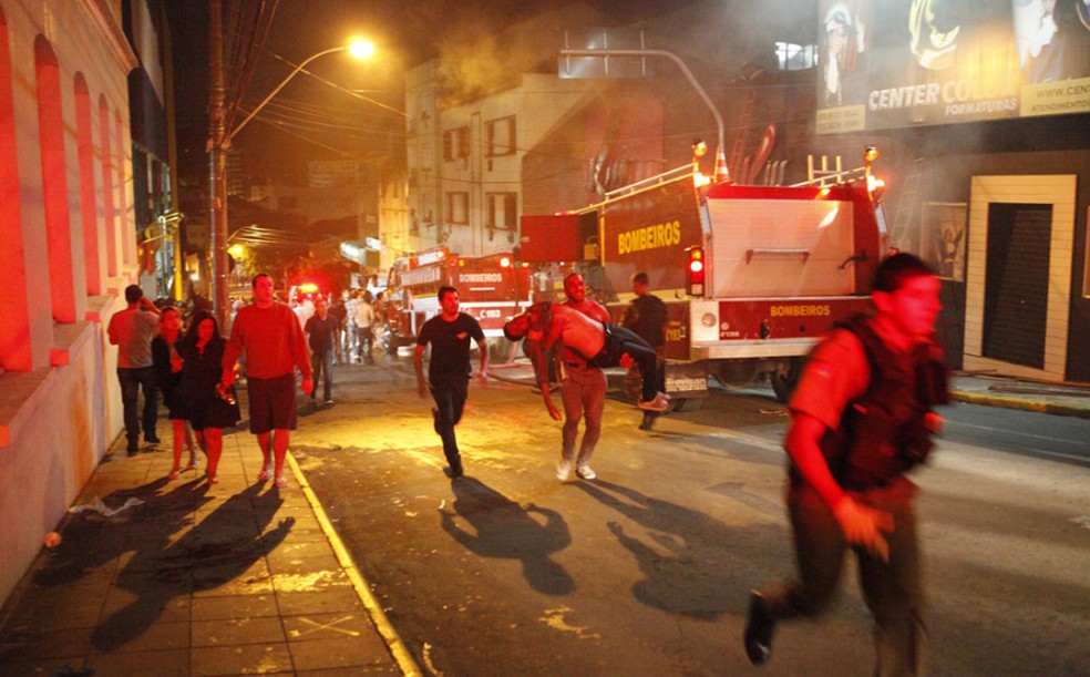 Incêndio atinge a boate Kiss em Santa Maria  — Foto: AFP