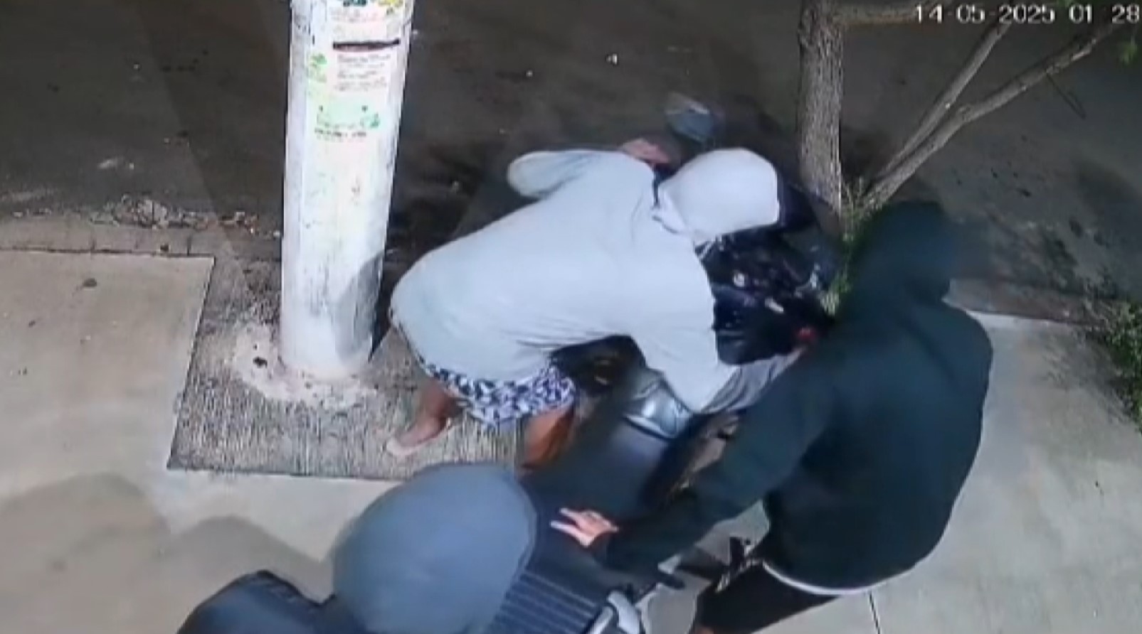 VÍDEO: trio invade condomínio durante a madrugada e furta moto em Sumaré