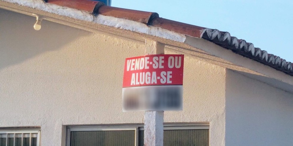 Placa de venda ou aluguel de imóvel na Grande Natal — Foto: Igor Jácome/g1
