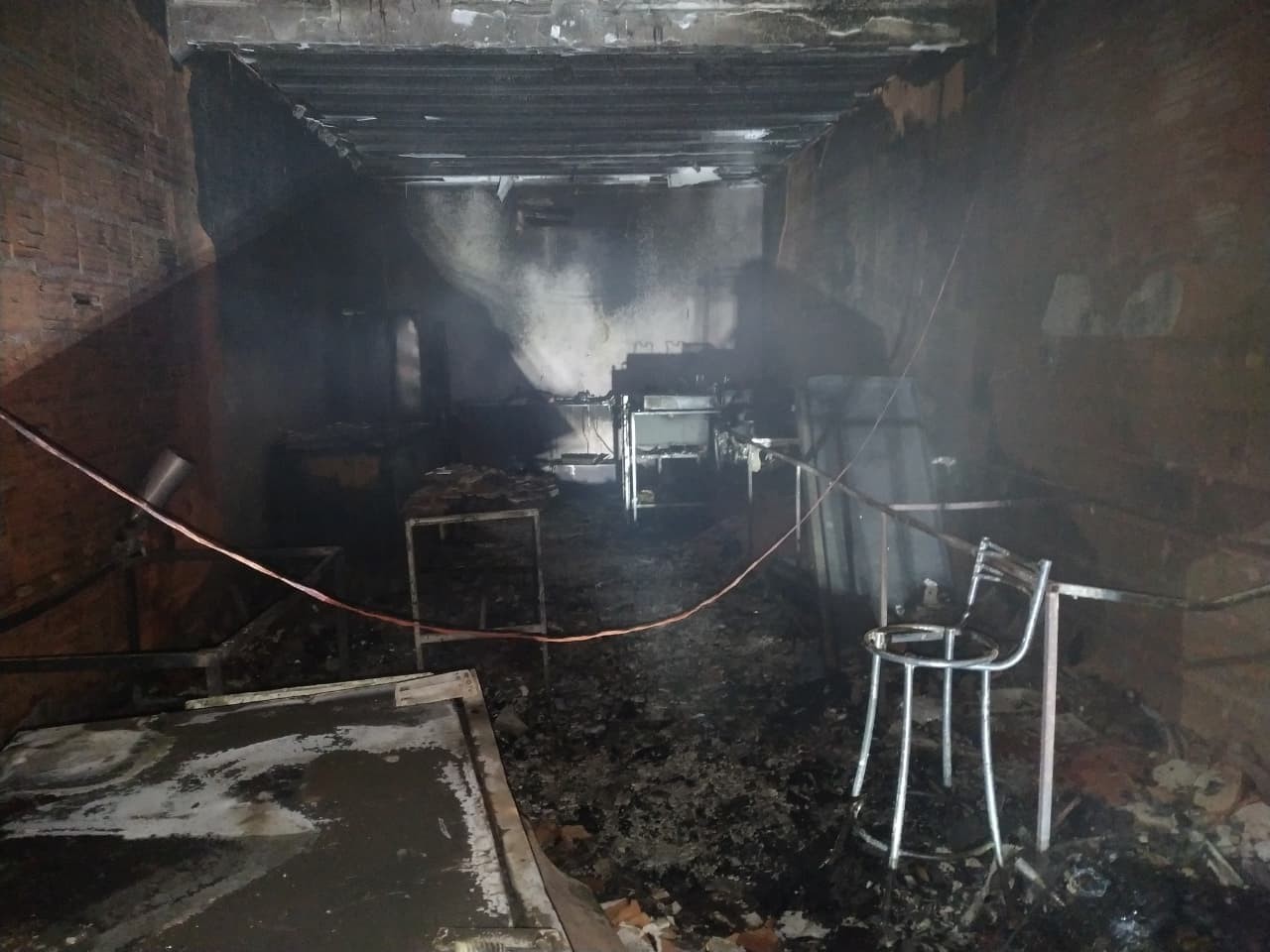 Criminosos rendem funcionários e colocam fogo em lanchonete, em Montes Claros