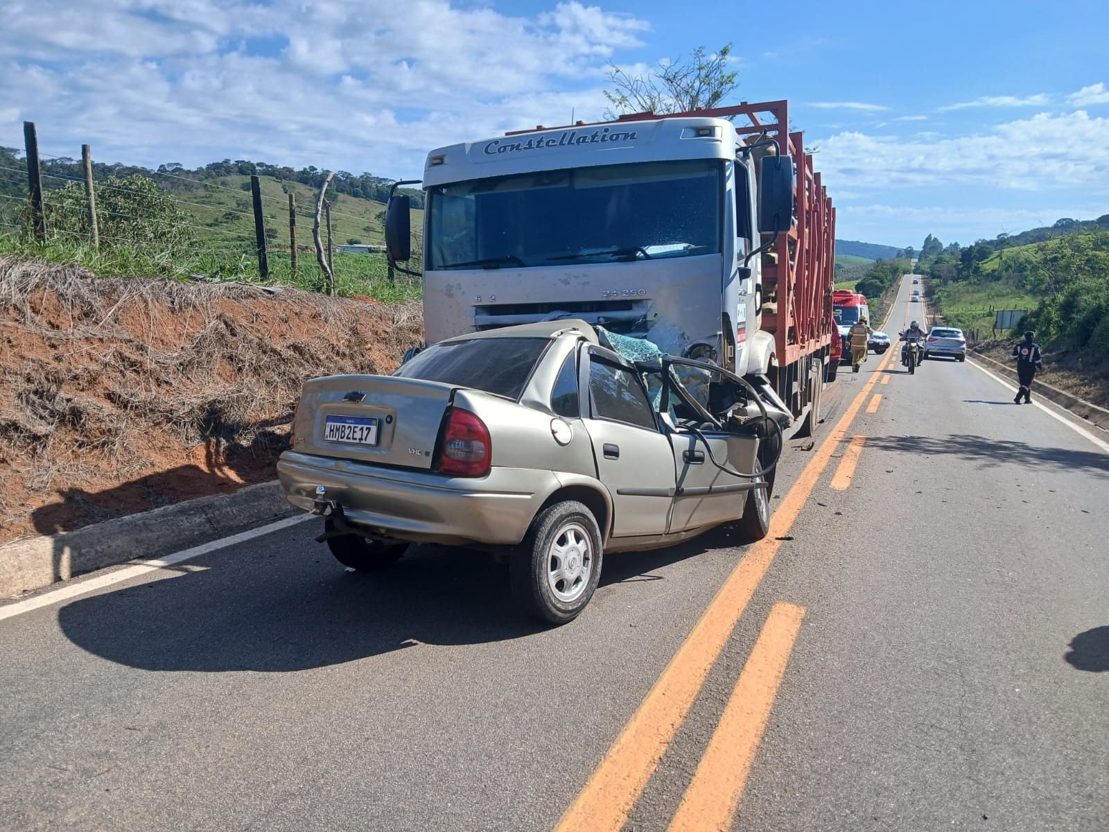 Motorista morre em acidente entre carro e caminhão na MGC-120, em Guanhães