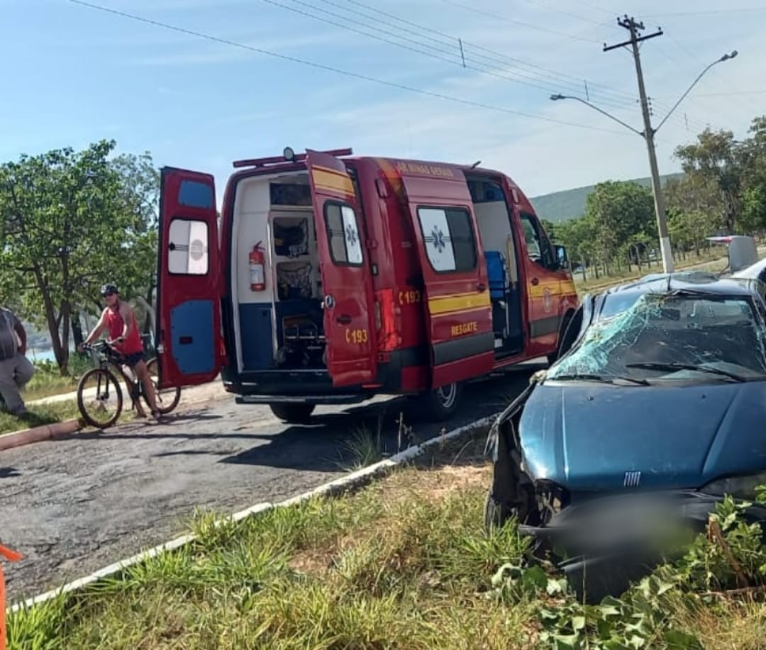 Sogro e genro ficam feridos após carro bater em árvore e capotar em Três  Marias | SANTANA FM A SERVIÇO DA VIDA