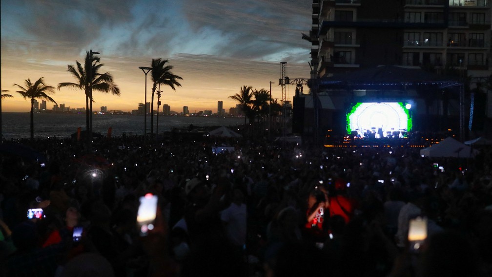 Turistas e moradores locais usaram os celulares para observar o eclipse solar total em Mazatlán, no México. — Foto: Reuters/Henry Romero