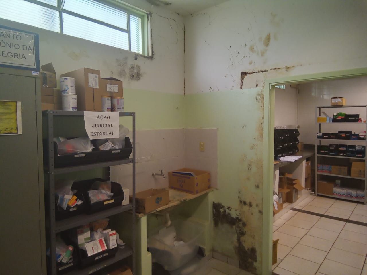 Falta de medicamentos, mofo e infiltração: os achados em fiscalização do TCE em farmácias de SP