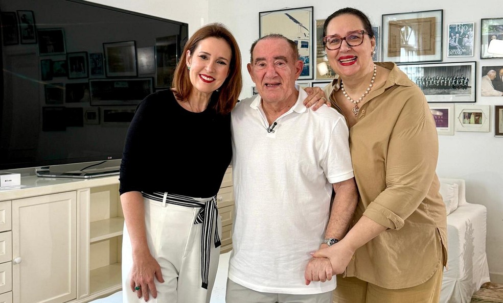 Reprter Renata Capucci com o comediante Renato Arago e a esposa dele, Lilian Taranto  Foto: Divulgao/Globo