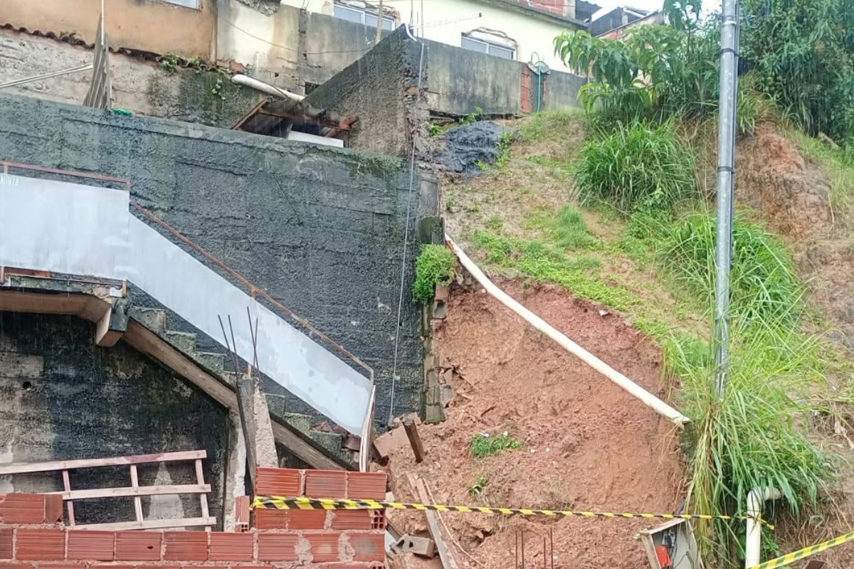 Família fica isolada após escorregamento de talude bloquear acesso à casa em Juiz de Fora