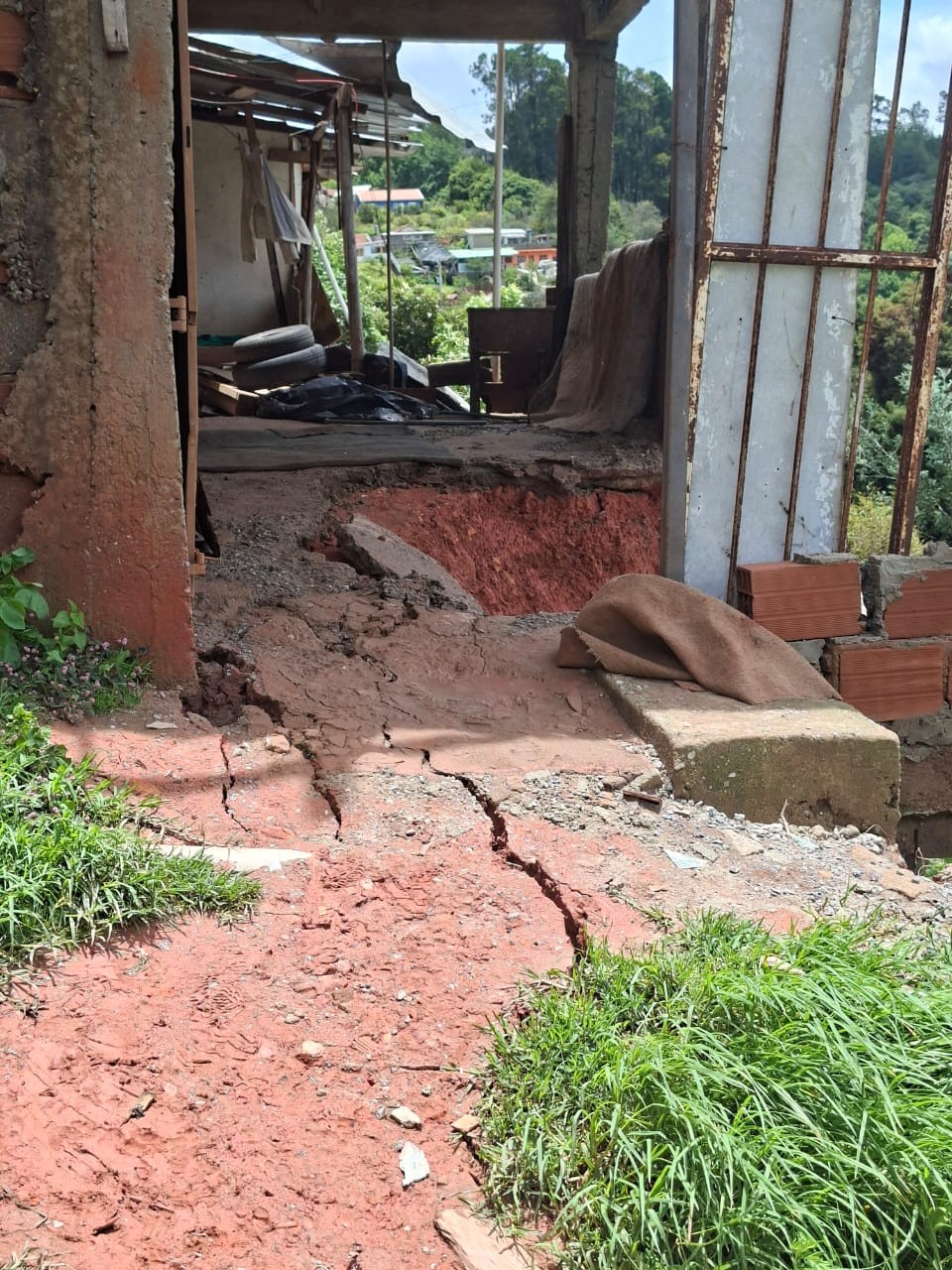 Deslizamento de terra atinge casa em área de encosta em Campos do Jordão e mobiliza equipes de buscas