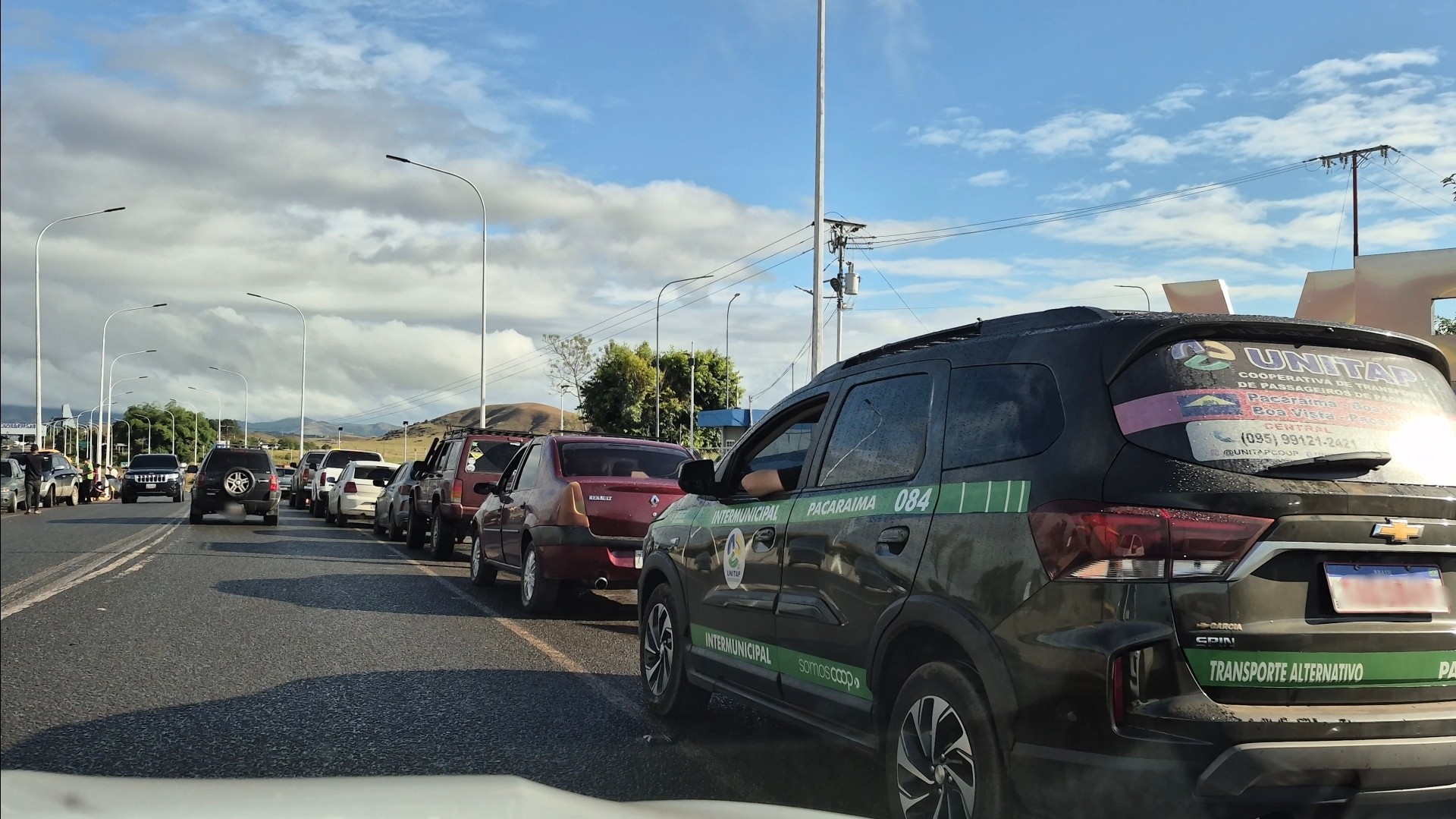 Fronteira registra fila de carros para abastecer mesmo após gasolina quase dobrar de preço na Venezuela