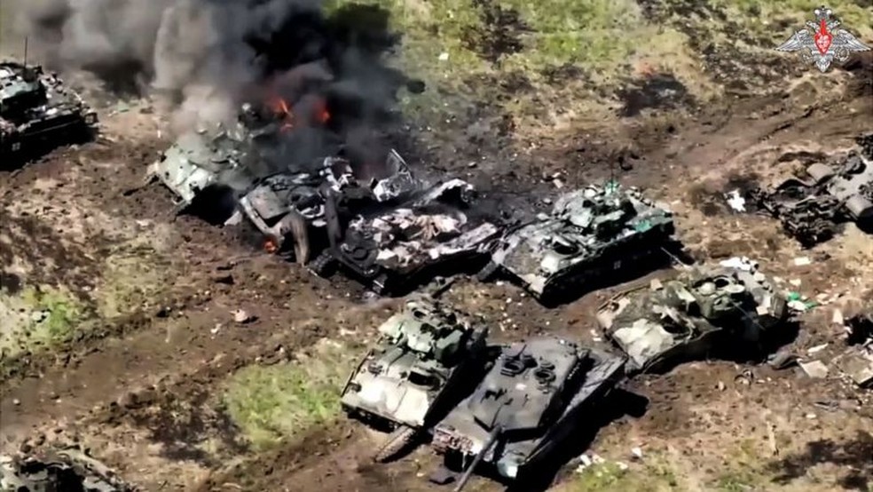 A Rússia divulgou imagens de tanques que disse ter destruído nos primeiros dias da ofensiva — Foto: MINISTÉRIO DA DEFESSA DA RÚSSIA via BBC