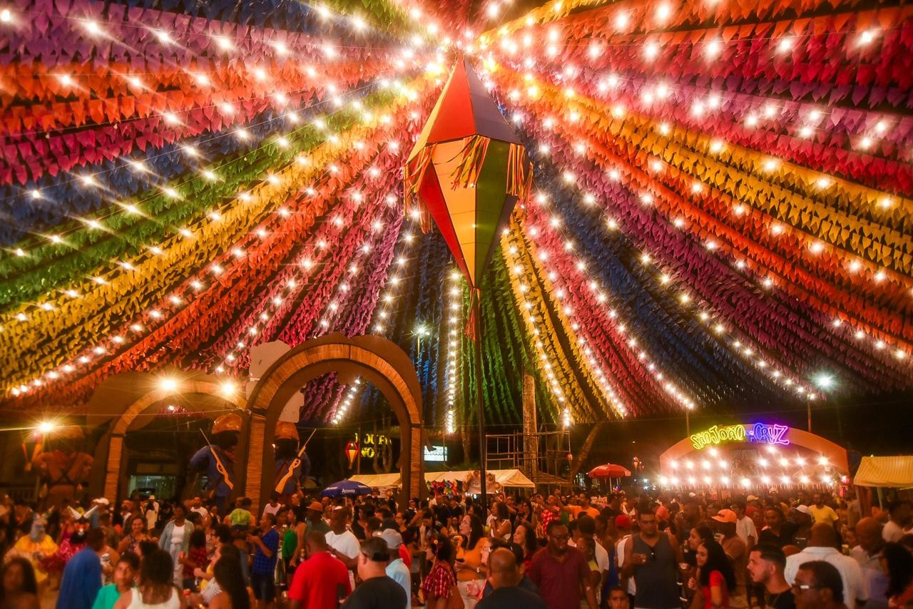 Bandeirolas, enfeites e mais: confira decorações de cidades baianas para festas juninas