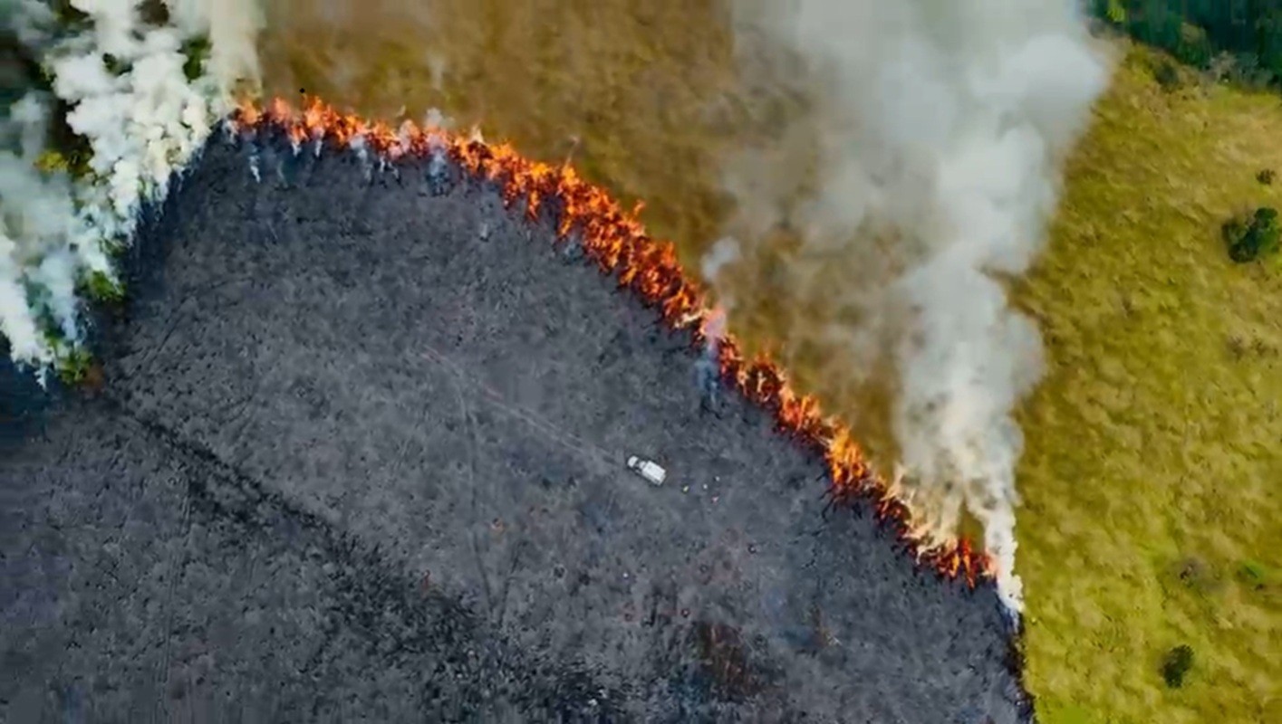 VÍDEO: incêndio na Serra do Japi mobiliza helicóptero Águia da PM em Jundiaí